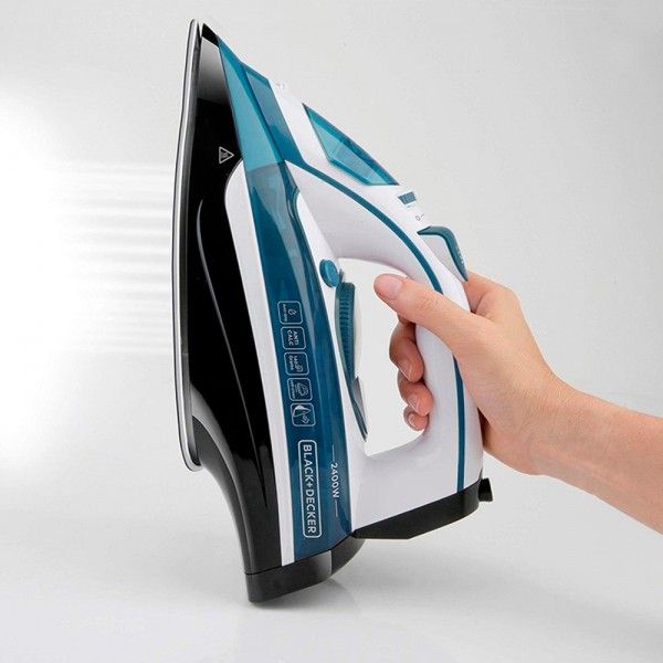 Ferro de engomar a Vapor Black & Decker BXIR2402E